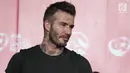 Mantan bintang sepak bola Inggris David Beckham memberikan sambutan pada acara AIA Sepak Bola untuk Negeri di Jakarta, Minggu (25/3). Dengan senyuman yang khas David Beckham tampil kenakan kaus hitam. (Liputan6.com/Herman Zakharia)