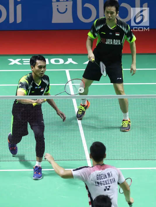 Ganda putra Indonesia, M Ahsan/Hendra Setiawan mengembalikan kok ke arah Marcus F Gideon/Kevin Sanjaya Sukomuljo di 32 besar Indonesia Open 2018, Istora GBK, Jakarta, Rabu (4/7). Kevin/Marcus unggul 21-16, 18-21, 21-10. (Liputan6.com/Helmi Fithriansyah)