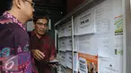 Komisioner KPU Hadar Nafis Gumay (kanan) bersama Ferry Kurnia Riskiyansah mengecek Daftar pemilih Tetap (DPT) di kelurahan setia budi dan Cikini, Jakarta, Jumat (23/12). (Liputan6.com/Helmi Affandi)