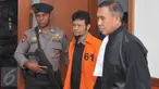 Terdakwa terorisme Tuah Febriwansyah saat akan menjalani sidang di Pengadilan Negeri Jakarta Barat, Selasa (9/2). Ia dijatuhkan pidana 5 tahun penjara dan denda Rp 5 juta subsider 3 bulan kurungan hukuman 5 tahun penjara. (Liputan6.com/Gempur M Surya)