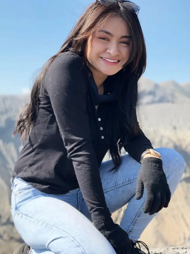 Potret Nathalie Holscher mendaki gunung (Instagram/@nathalieholscher)