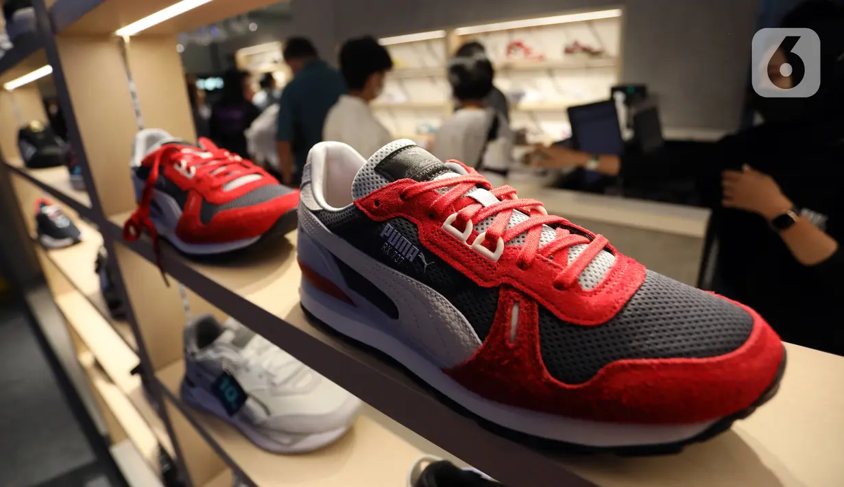 Sepatu dipamerkan pada pameran sneaker dan streetwear berskala internasional Jakarta Sneaker Day (JSD) di ICE BSD City, Tangerang, Banten, Sabtu (25/2/2023). Untuk brand dan reseller lokal ada merk seperti Compass, Cosmonauts, KANKY, Kick Avenue, Never Too Lavish, Parabellum, StayHoops, SEJI, WAKAI, dan masih banyak lainnya. (Liputan6.com/Johan Tallo)