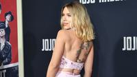 Scarlett Johansson berpose saat menghadiri pemutaran perdana "Jojo Rabbit" di Los Angeles, California (15/10/2019). Aktris 34 tahun tampil seksi dengan atasan halter merah muda pucat dan celana yang serasi, memoles bagian tengah tubuhnya menjadi dua bagian yang penuh gaya. (AFP Photo/Amy Sussman)