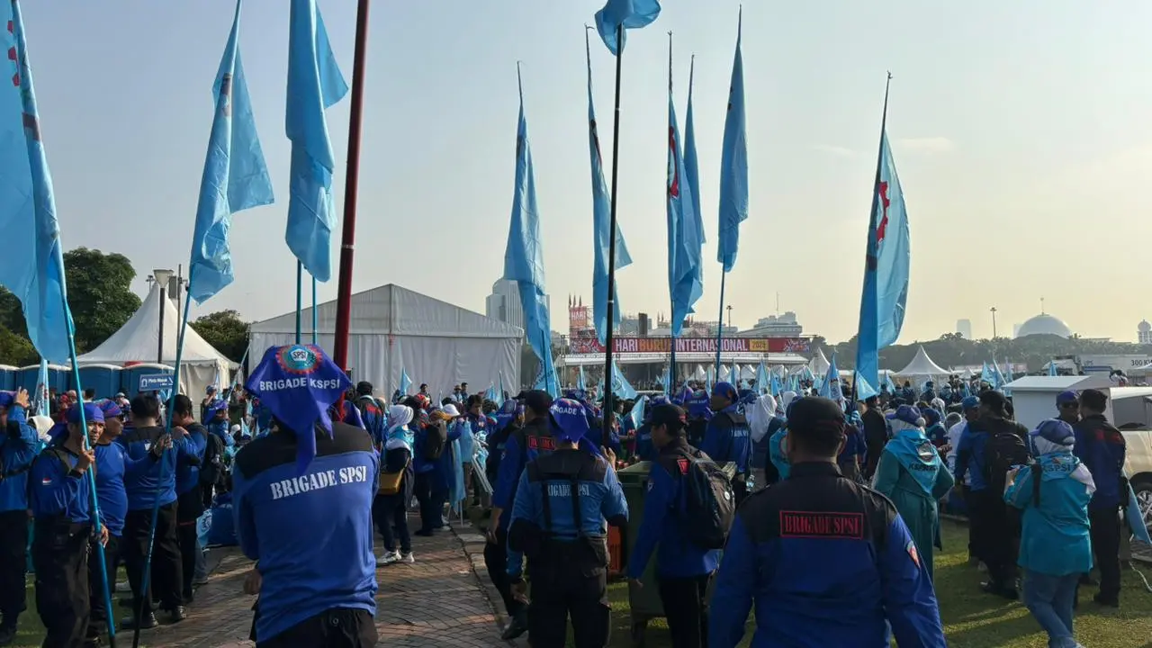 Massa buruh dari berbagai aliansi mulai memenuhi kawasan Monas, Jakarta Pusat, Kamis (1/5/2025). (Liputan6.com/Ady Anugrahadi)