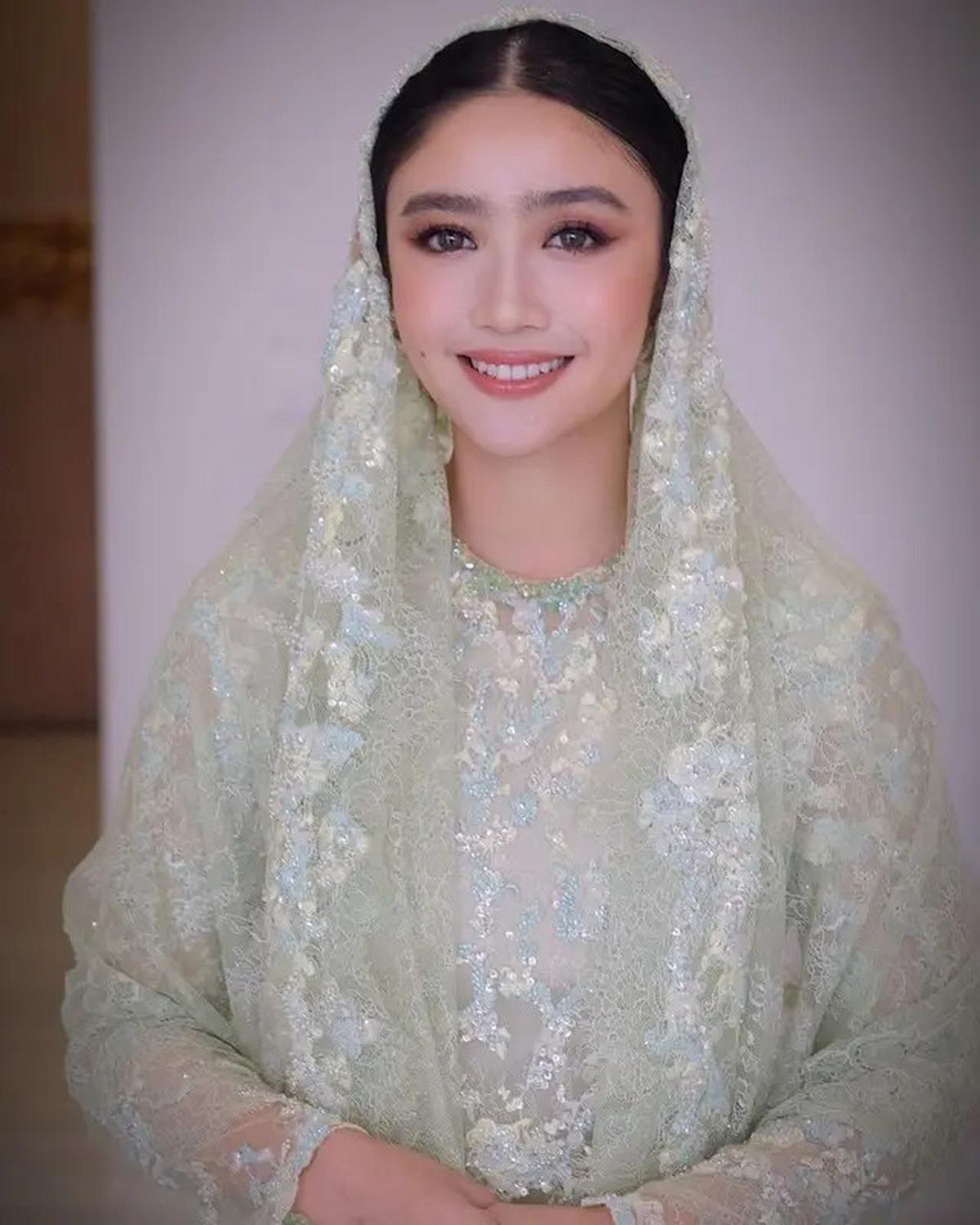 6 Potret Anggun Febby Rastanty Kenakan Lace Dress Berpayet Nuansa Hijau di Pengajian Jelang Menikah