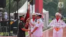 Panglima TNI yang baru Jenderal TNI Agus Subiyanto (kiri) menerima bendera Panji TNI Tri Dharma Eka Karma dari pejabat lama Laksamana TNI Yudo Margono saat Upacara Serah Terima Jabatan di Mabes TNI, Cilangkap, Jakarta Timur, Rabu (22/11/2023). (Liputan6.com/Faizal Fanani)