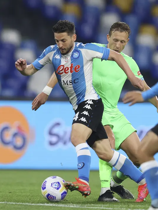 Penyerang Napoli, Dries Mertens membawa bola saat bertanding melawnan Lazio pada pertandingan  Liga Serie A Italia di Stadion San Paolo, Italia, Jumat (23/4/2021). Bagi Lazio, kekalahan ini membuat barada di peringkat ke-6 lewat raihan 58 angka. (Alessandro Garofalo/Lapresse via AP)