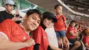 Selanjutnya, ada keluarga Rizky Billar dan Lesti Kejora yang ikut nonton bersama buah hati mereka. Nampak ketiganya kompak kenakan jersey timnas merah-putih. [@lestikejora].