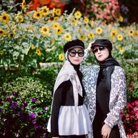 Inneke Koesherawati dan Marinis Zurmanis pakai hijab topi. (Instagram/marinizurmanis)