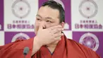 Pemegang predikat grand champion sumo, Kisenosato menyeka air matanya saat mengumumkan pensiun dari arena sumo dalam konferensi pers di Tokyo, Rabu (16/1). Kisenosato merupakan satu-satunya pesumo Jepang di liga teratas olahraga itu. (JIJI PRESS AFP)