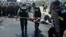 <p>Personel kepolisian membawa pengunjuk rasa yang terluka saat simulasi pengamanan Pemilu 2024 di halaman Kampus Universitas Islam Internasional Indonesia, Depok, Jawa Barat, Selasa (17/10/2023). (merdeka.com/Arie Basuki)</p>
