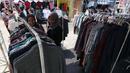 Pengunjung memilih kaos yang dijual pada Jakcloth Year End Sale di Plaza Tenggara GBK Senayan, Jakarta, Kamis (26/12/2019).  Di gelar pada 25-29 Desember 2019, Jakcloth tahun ini menghadirkan 400 clothing line lokal. (Liputan6.com/Angga Yuniar)