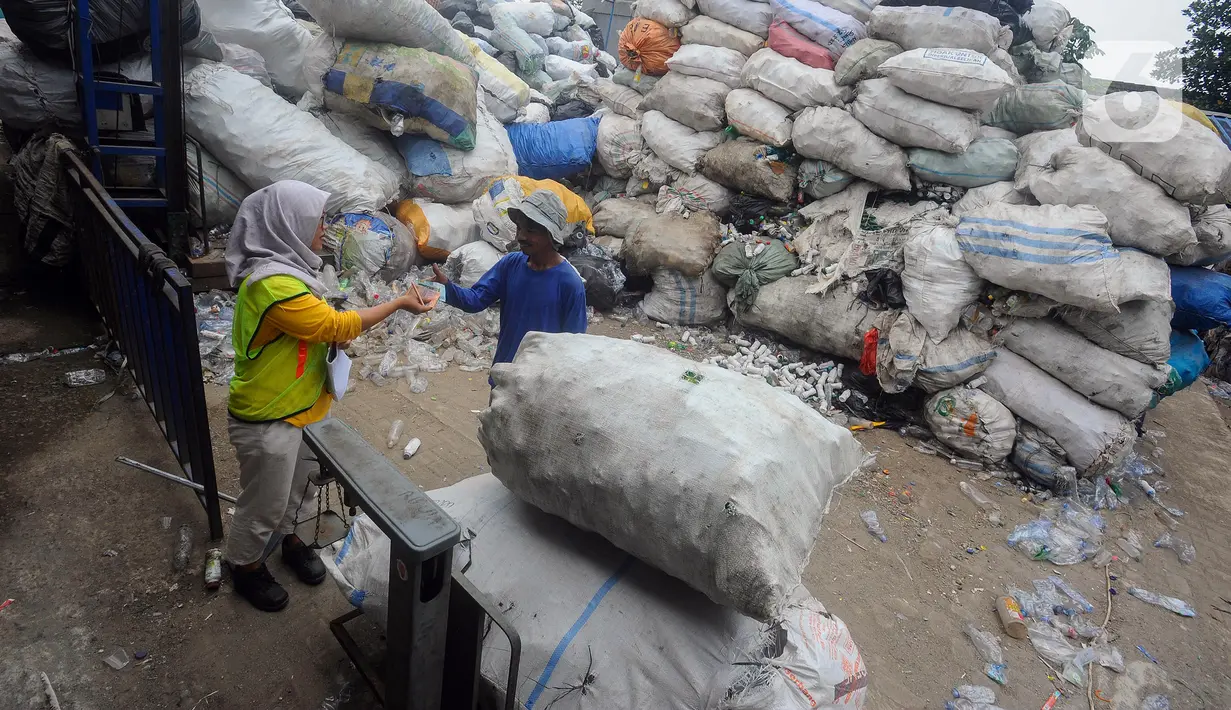 Koperasi Pemulung Berdaya memasarkan hasil produksinya kepada perusahaan berbahan baku plastik di Pulau Jawa. (merdeka.com/Arie Basuki)