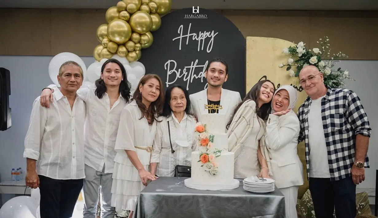 Giorgino Abraham dan Yasmin Napper jadi salah satu pasangan artis yang ulang tahunnya berdekatan dan tentunya bisa dirayakan secara bersamaan. Dihadiri keluarga dan kerabat dekat, momen perayaan ulang tahun dua bintang sinetron Love Story The Series ini terasa hangat dan intimate. Dari foto ini tentunya sudah bisa dijelaskan bahwa artis kelahiran 1994 dan 2003 ini sudah dekat dengan keluarga masing-masing. (Liputan6.com/IG/@jenni.napper)