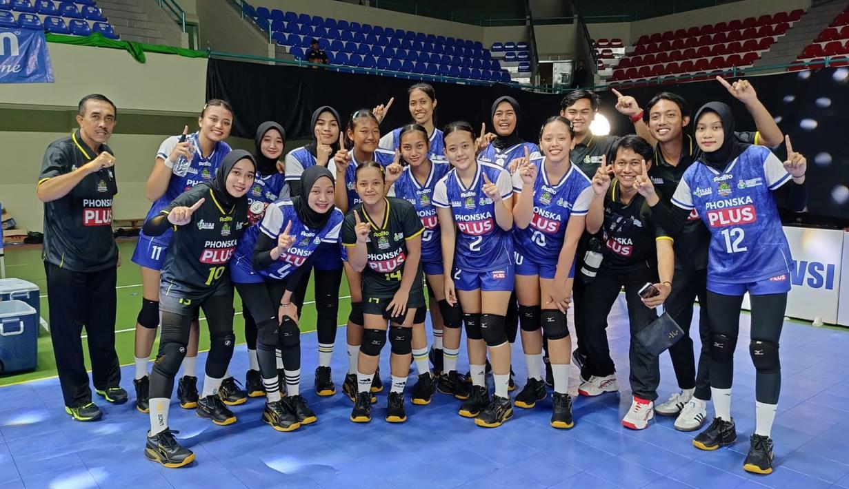 Tim putri Petrokimia Gresik sukses menjuarai Kejuaraan Bolavoli Nusantara Cup 2024 setelah mengalahkan Kharisma Premium Bandung 3-1 (17-25, 25-18, 25-15 dan 26-24) dalam laga final di GOR UNY Yogyakarta, Sabtu (23/3/2024). Meski sempat kalah pada gim pertama, Bela Sabrina Agustina dkk mampu comeback untuk merebut tiga gim berturut-turut untuk memastikan gelar juara. (Dok. PBVSI)