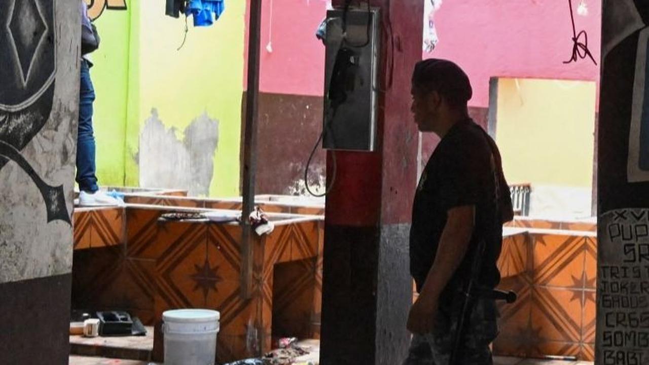 Polisi juga menemukan 'call center' untuk aktivitas pemerasan dan memerintahkan kejahatan. Foto: JOHAN ORDONEZ / AFP