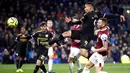 Pemain Manchester City Gabriel Jesus mencetak gol ke gawang Burnley pada pertandingan Liga Inggris di Turf Moor, Burnley, Inggris, Selasa (3/12/2019). The Citizens mencukur Burnley 1-4, Gabriel Jesus mencetak dua gol. (Martin Rickett/PA via AP)