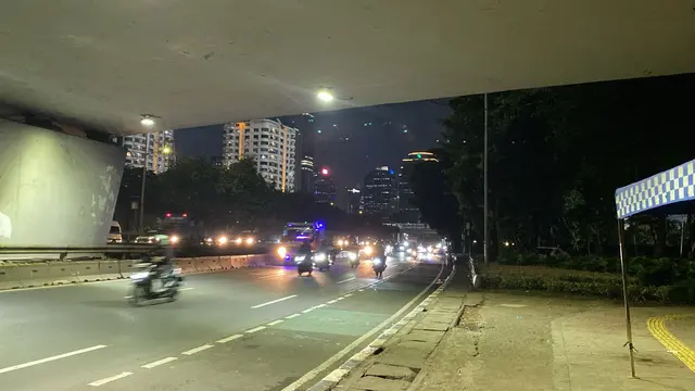 Sempat Ricuh dengan Aparat, Massa Demo di Depan DPR Membubarkan Diri