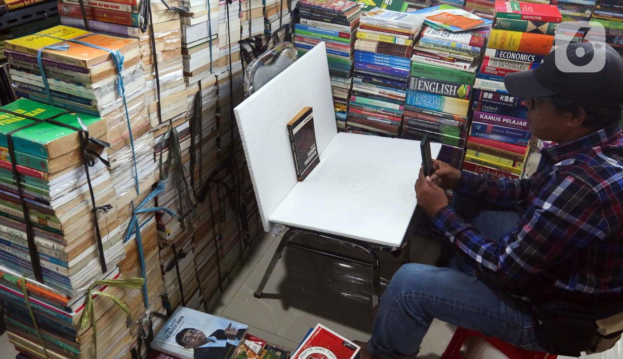 Salah satunya, dengan merubah pola pemasaran penjualan. (Liputan6.com/Herman Zakharia)