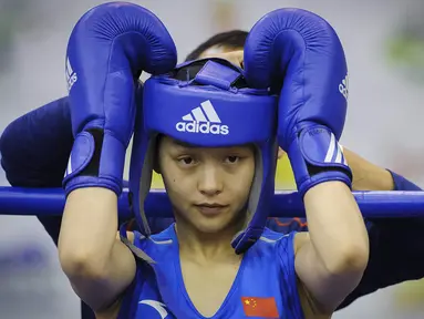 Petinju China, Yuan Chang, bersiap saat akan bertanding pada babak kualifikasi Bocskai Istvan International Memorial Boxing Turnamen ke-61 di Debrecen, Hungaria, Kamis (9/2/2017). (EPA/Zsolt Czegledi)