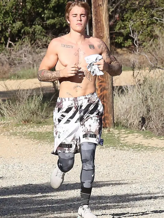 Ini saat tubuh Justin Bieber terpapar sinar matahari. Kebayang dong bagaimana reaksi kamu kalau ketemu langsung? (Pap Nation/SplashNews/HollywoodLife)