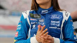 Pembalap cantik, Danica Patrick bersiap mengikuti kualifikasi the Monster Energy NASCAR Cup Series Kobalt 400 di Las Vegas, Nevada (10/3). Di luar arena balap, Danica Patrick juga dikenal sebagai model iklan. (Jonathan Ferrey/Getty Images/AFP)