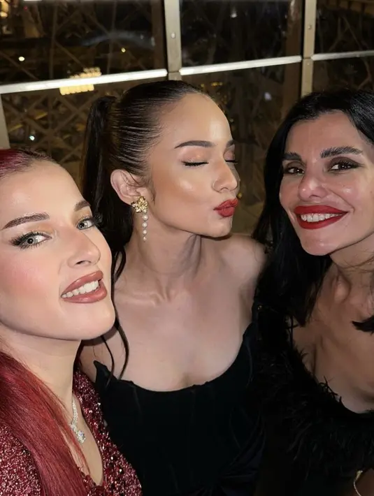 Highlight bernuansa bronze juga memberikan kesan yang begitu natural pada tampilan. [Foto: Instagram/ Enzy Storia]