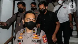 Ajudan Irjen Pol Ferdy Sambo, Bhayangkara Dua Richard Eliezer Pudihang Lumiu atau Bharada E (baju hitam) berjalan keluar usai pemeriksaan di Kantor Komnas HAM, Jakarta, Selasa (26/7/2022). Adapun Komnas HAM sebelumnya memanggil sekitar tujuh ajudan Ferdy Sambo, termasuk Bharada E terkait tewasnya Brigadir J alias Nofriansyah Yosua Hutabarat. (Liputan6.com/Johan Tallo)