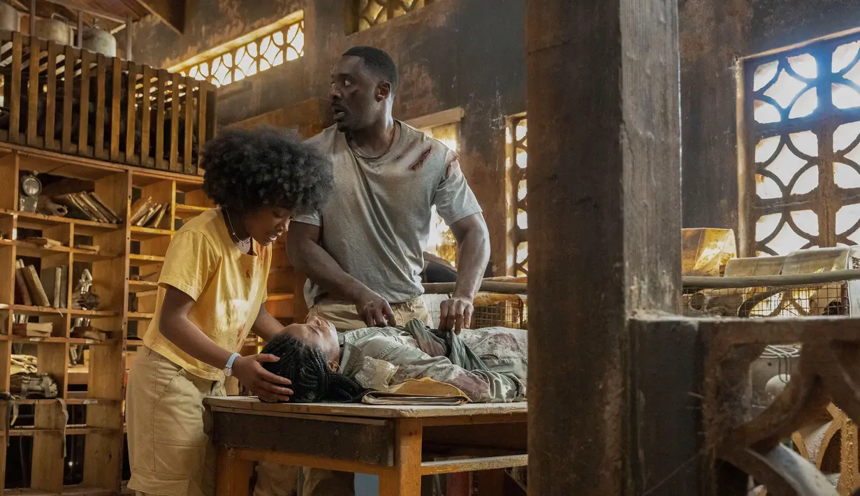 <p>Gambar yang dirilis oleh Universal Pictures ini menunjukkan Leah Jeffries (kiri), Idris Elba (tengah), dan Iyana Halley dalam adegan dari film "Beast." Film ini menceritakan tentang dokter bernama Nate Samuels dan dua putrinya yang masih remaja saat mengunjungi cagar alam di Afrika Selatan. (Lauren Mulligan/Universal Pictures via AP)</p>