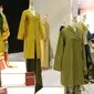 Produk-produk UMKM dari kain tradisional dalam Pameran Karya Kreatif Indonesia (KKI) di Jakarta Convention Center, Jumat (20/7). Pameran ini menghadirkan  kerajinan tradisional dari seluruh pengrajin UMKM binaan Bank Indonesia. (Liputan6.com/Angga Yuniar)