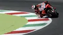 Pembalap Ducati Team, Jorge Lorenzo menikung saat balapan Moto Grand Prix di Sirkuit Mugello, Italia, Minggu (03/6). Jorge Lorenzo menang atas pembalap Andrea Dovizioso dan Valentino Rossi. (AFP FOTO / Filippo Monteforte)