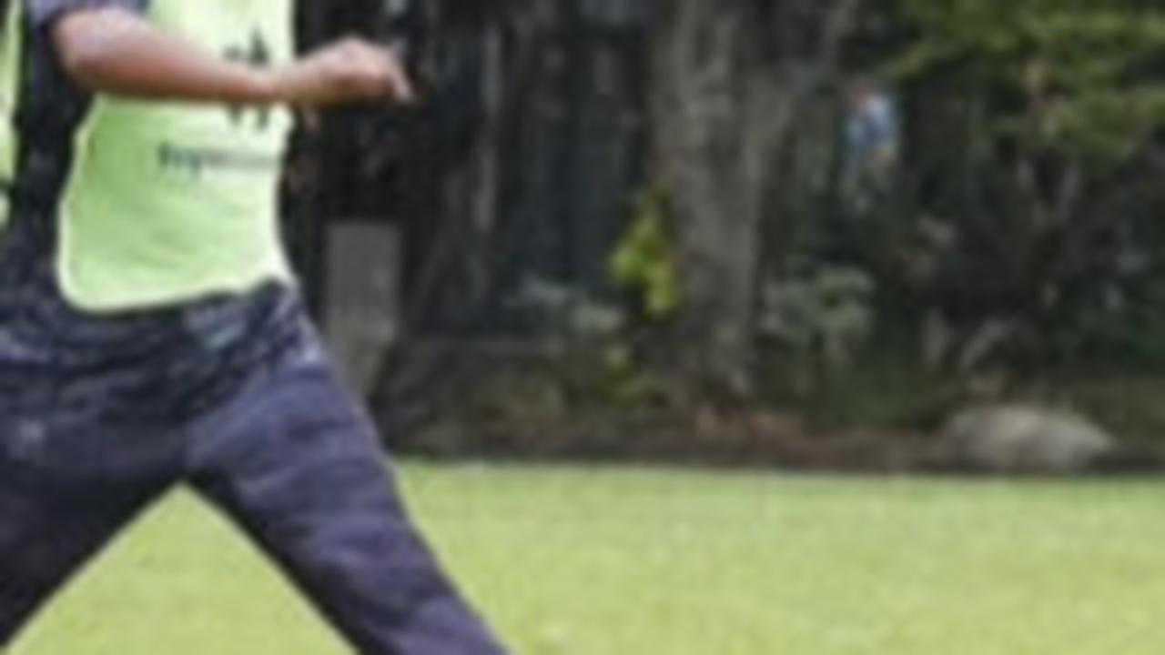 Momen Letjen TNI Lincah Gocek Bola, Tendangan Kaki Kirinya Jago Banget