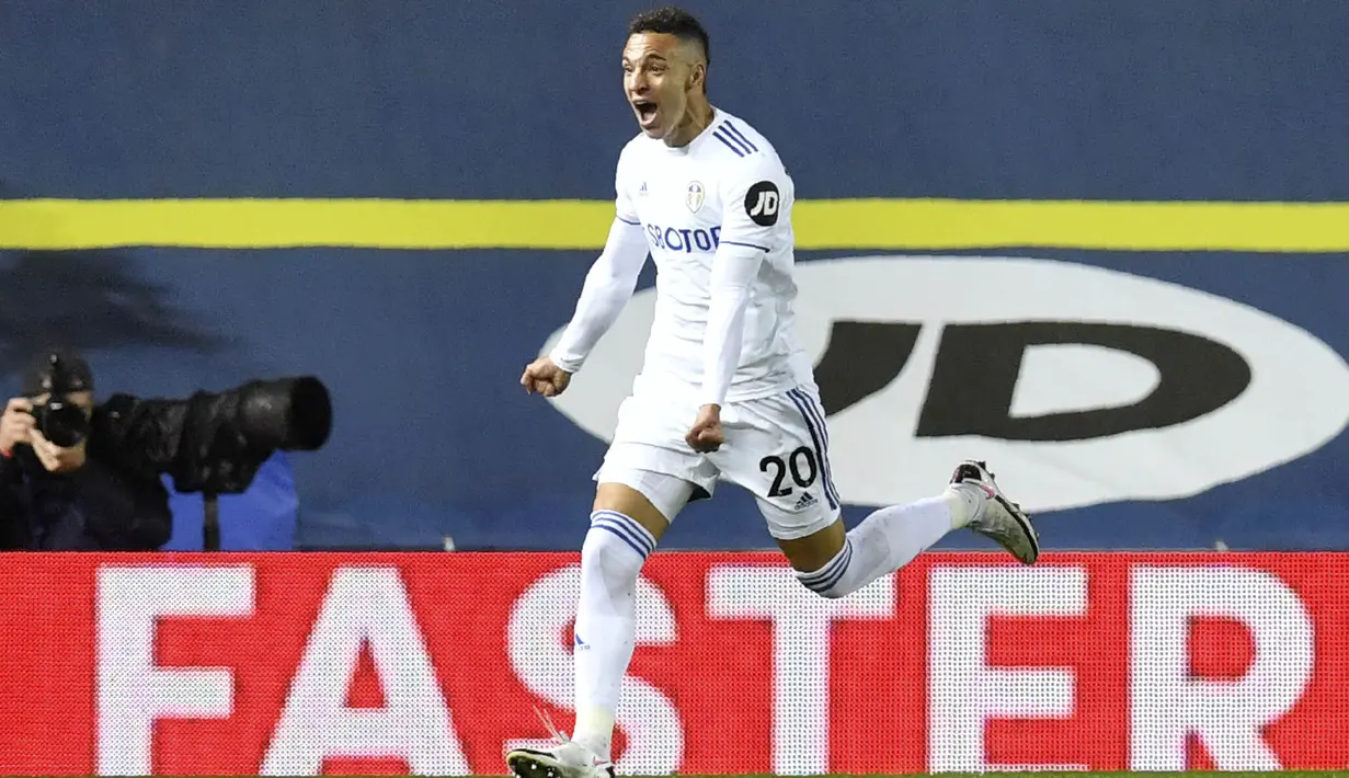 Penyerang Leeds United, Rodrigo, merayakan gol yang dicetak ke gawang Manchester City pada laga Liga Inggris di Stadion Elland Road, Sabtu (3/10/2020). Kedua tim bermain imbang 1-1. (Paul Ellis/Pool via AP)