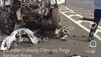 Kecelakaan yang melibatkan dua truk terjadi di Tol HK Cakung-Cilincing KM 60.800, Kamis (15/10/2026) pukul 16.00 WIB.