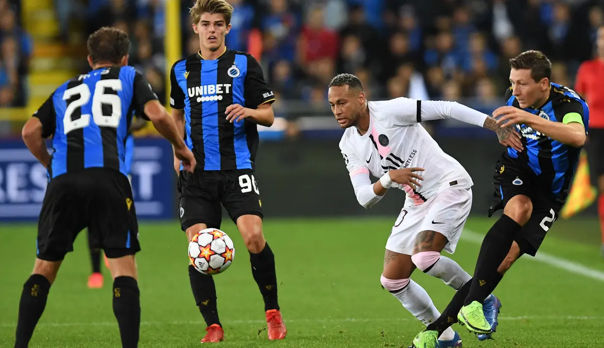PSG langsung menekan melalui Neymar dan mendominasi permainan di awal laga, namun Brugge cukup sigap untuk merapatkan pertahanan. (Foto: AFP/John Thys)