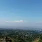 Meneropong Bandung dari Gunung Batu Lembang. (Liputan6.com/Huyogo Simbolon)