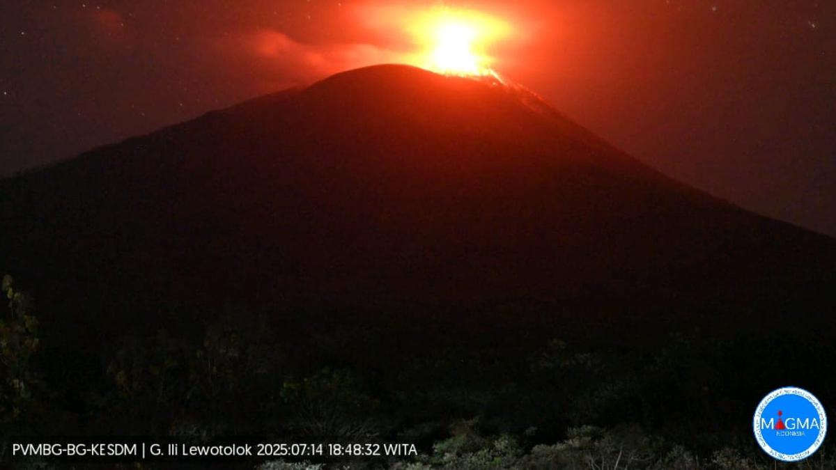 Gunung Ili Lewotolok Erupsi, Ada Dentuman dan Lontaran Pijar ke Segala Arah