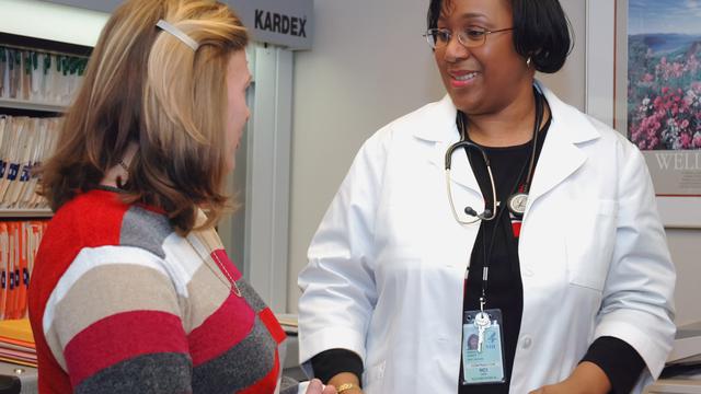 Contoh ilustrasi konsultasi kesehatan bersama dokter