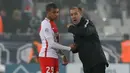 Nama Leonardo Jardim (kanan) bersinar ketika menangani AS Monaco dengan pemain mudanya. Salah satunya Kylian Mbappe (kiri) yang berusia 18 tahun saat itu. (Foto: AFP/Romain Perrocheau)