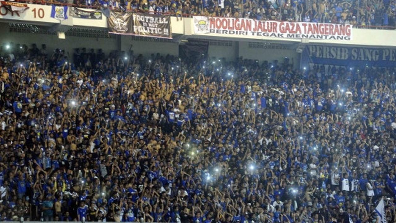 Aksi puluhan ribu Bobotoh birukan Gelora Bung Karno