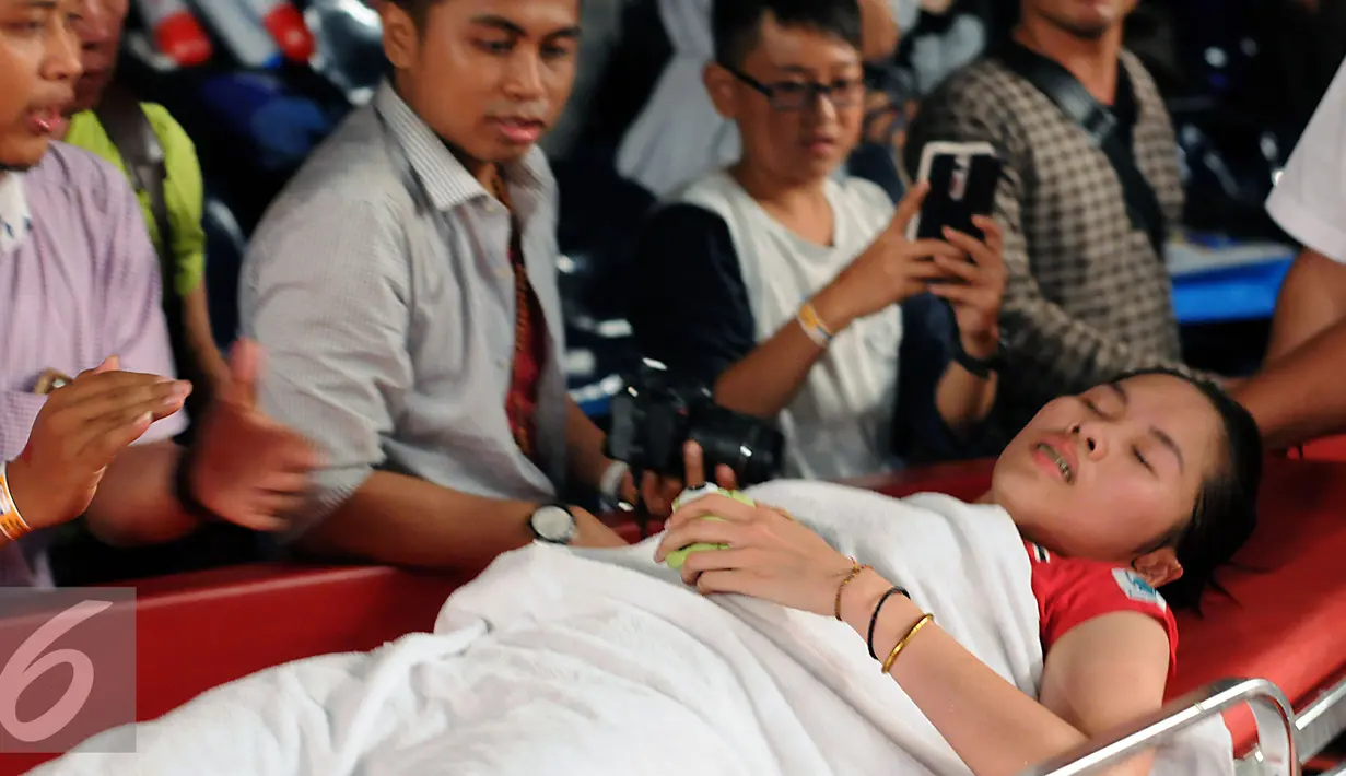 Pebulutangkis tunggal putri Thailand, Ratchanok Intanon dievakuasi keluar lapangan akibatcedera saat berlaga melawan Lindaweni Fanetri (Indonesia) di Total BWF Championships 2015 di Jakarta, Kamis (13/8/2015). (Liputan6.com/Helmi Fithriansyah)