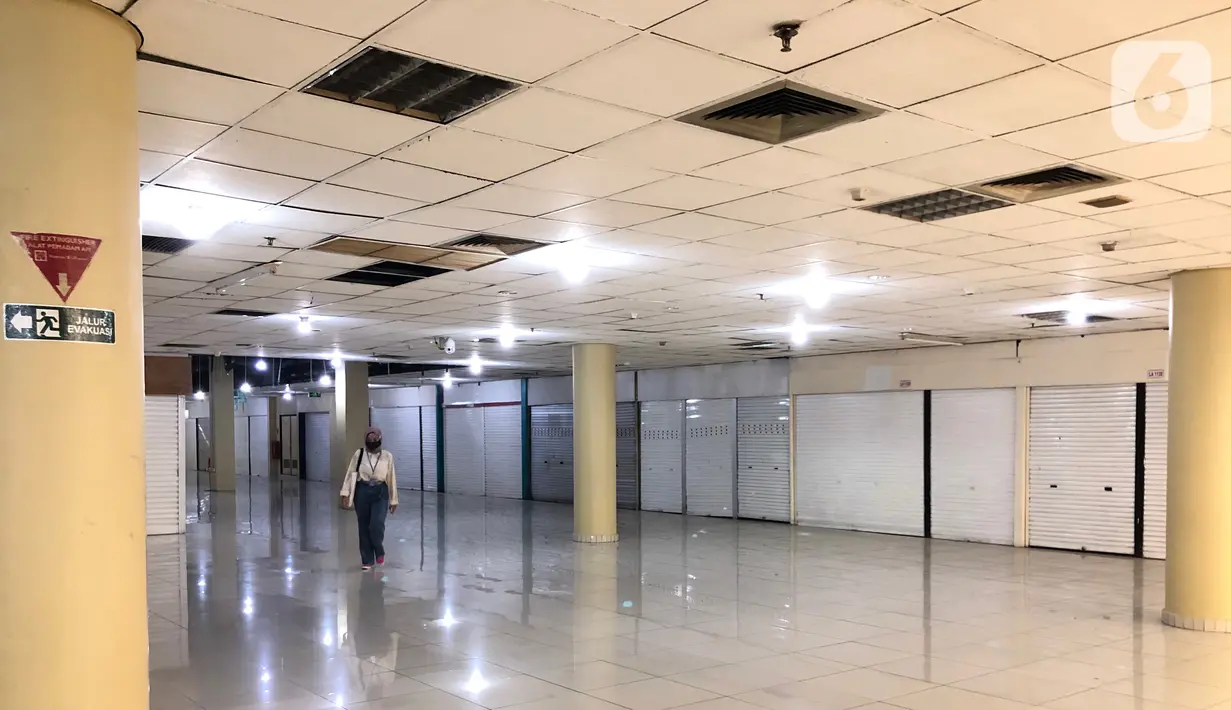 Seorang wanita berjalan di kawasan Blok M Mall, Jakarta Selatan, Kamis (26/11/2020). Mal yang pernah berjaya pada era 1990-an sampai 2000-an tersebut kini telah sirna, ditambah adanya pandemi covid-19 yang memerparah keadaan. (Liputan6.com/Immanuel Antonius)