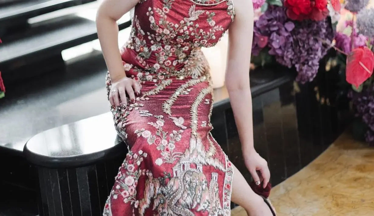 Tak tanggung-tanggung, mulai dari outfit hingga dekorasi, Tina Toon memilih warna merah yang megah nan mewah untuk proses sangjitnya. Foto: Instagram.