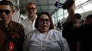 Pelawak Tri Retno Prayudati atau Nunung Srimulat dan suaminya July Jan Sambiran tiba untuk menjalani sidang perdana di Pengadilan Negeri Jakarta Selatan, Rabu (2/10/2019). Nunung dan July Jan Sambiran akan mendengar pembacaan dakwaan oleh Jaksa Penuntut Umum. (Liputan6.com/Herman Zakharia)