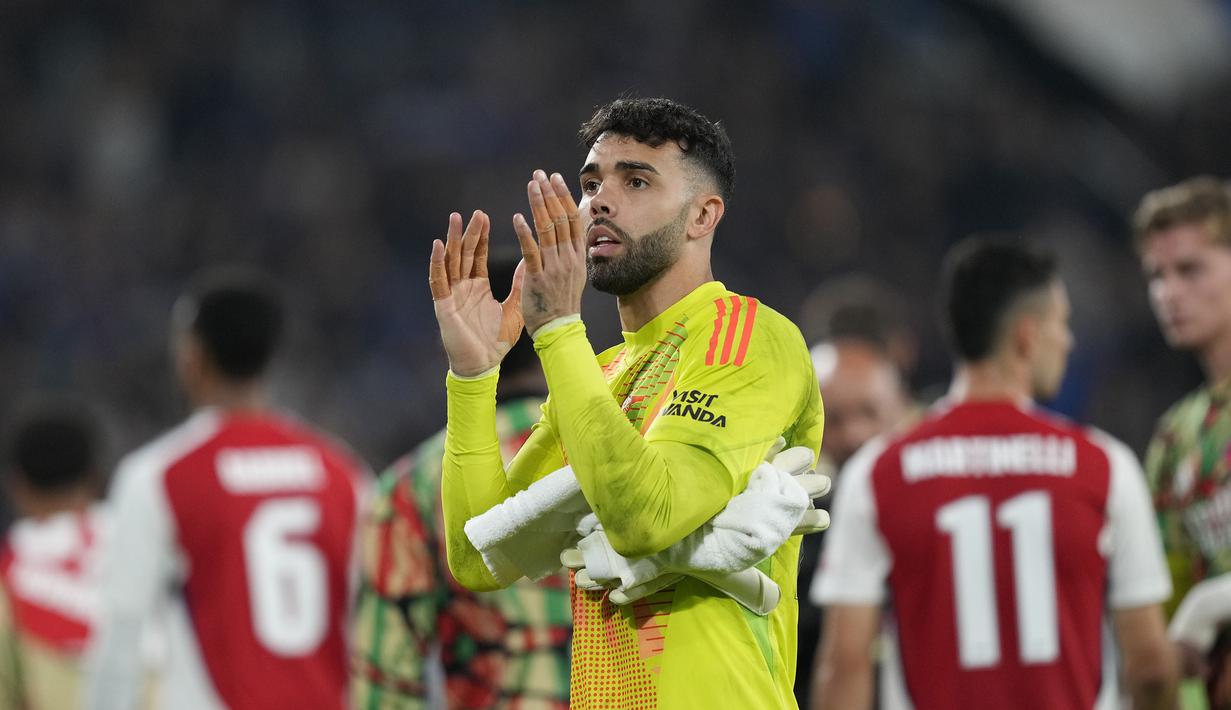 Kiper Arsenal, David Raya memberikan tepuk tangan setelah laga Liga Europa 2023/2024 melawan Atalanta di Atleti Azzurri d'Italia stadium, Bergamo, Italia, Jumat (20/09/2024) WIB. (AP Photo/Antonio Calanni)
