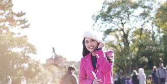 Mengawali tahun baru Imlek, Sandra Dewi memakai coat fuchsia saat liburan ke Jepang. [@sandradewi88]
