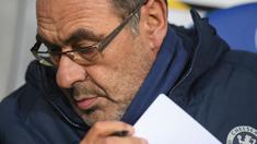 Pelatih Chelsea, Maurizio Sarii tampak tak puas melihat performa timnya saat mengalahkan BATE Borisov di laga lanjutan Grup L Liga Europa 2018/19 yang berlangsung di Stadion Borisov Arena (9/11). Chelsea menang 1-0 (AFP/Kirill Kudrayavsev)