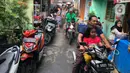 Sejumlah sepeda motor terparkir di sekitar Jalan Kebon Pala II, Jakarta, Selasa (25/2/2020). Banjir yang merendam kawasan tersebut menyebabkan warga mengungsikan kendaraannya ke tempat yang lebih tinggi. (Liputan6.com/Immanuel Antonius)