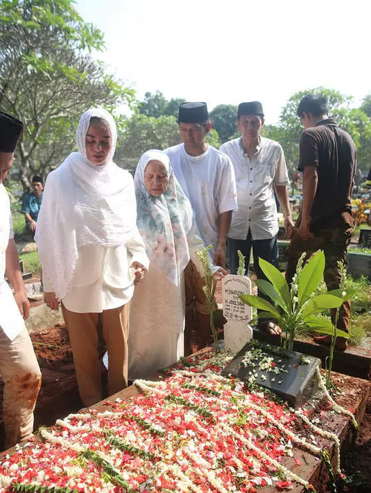Ririn mengandeng ibu mertua. Usai pemakaman, ia mengungkapkan kebaikan ayah Ibnu Jamil meski baru tiga tahun menjadi bagian keluarga. [Foto; Adrian Putra/Fimela.com]