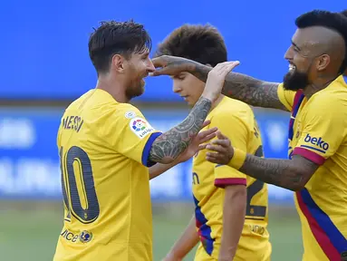 Pemain Barcelona, Lionel Messi dan Arturo Vidal merayakan gol ke gawang Alaves pada laga La Liga di Stadion Mendizorroza, Minggu (19/7/2020). Barcelona menang dengan skor 5-0. (AFP/Ander Gillenea)